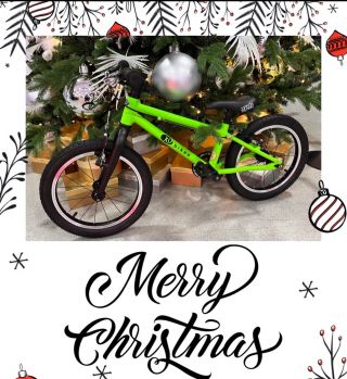 Nemáte ještě všechny 🎁🎁? Nevadí, doražte k nám a společně vybereme pod 🎄 to nejlepší. Dětská lehká kola, doplňky, boby a...